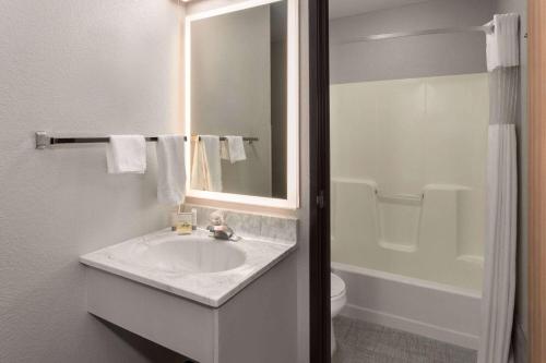 Days Inn by Wyndham Ogallala - image 12