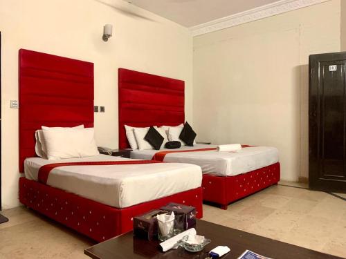 1 queen bed, 1 twin bed