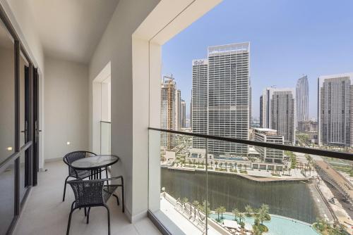Vayk - Stylish 2-Bedroom in Creek Harbour - image 10