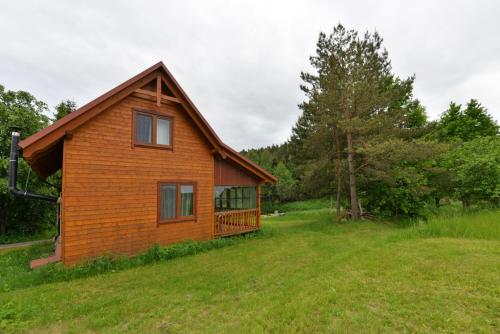 A szálláshely kívülről, Agrodomek nad stawem in Stregielek