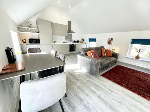 Stylish Penthouse in a fantastic location! in Dél-Billingham