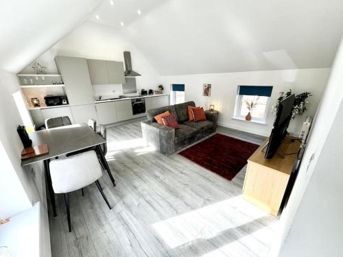 Stylish Penthouse in a fantastic location! in Dél-Billingham