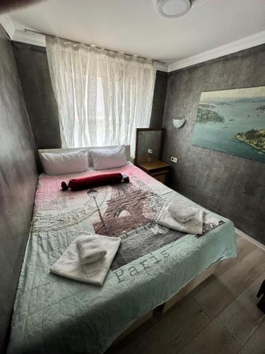 1 queen bed, 2 twin beds
