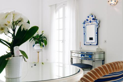 Suite with Terrace and Sea View image 10
