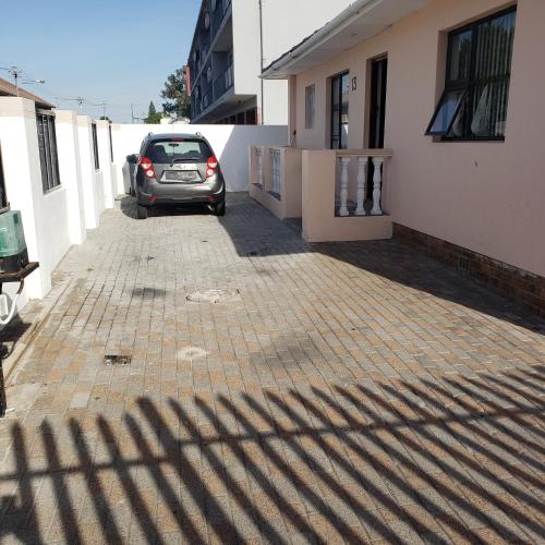 Bees Villiers - image 2