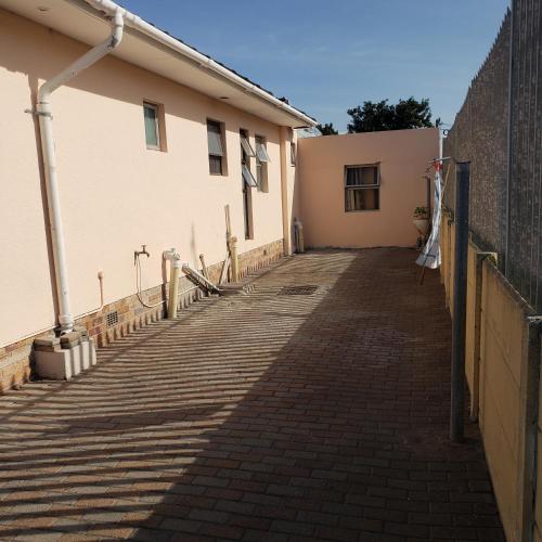 Bees Villiers - main image