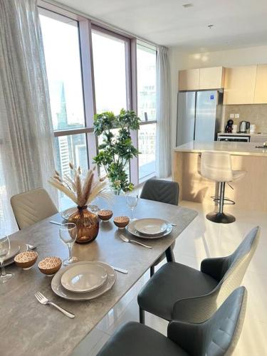2BR With Incredible Views Of The Sea and Dubai, Dubai (Foto 3)