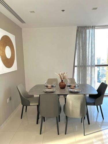 2BR With Incredible Views Of The Sea and Dubai, Dubai (Foto 8)