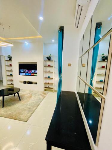 Central Oasis - Entire 3 Bedroom Apartment in Abuja with Pool, Games, WiFi, Balcony, and Garden, Abudža (fotografie 3)