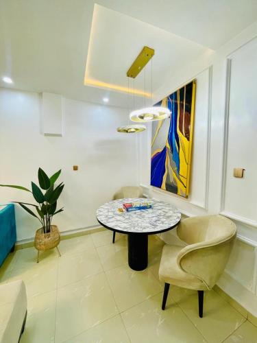 Central Oasis - Entire 3 Bedroom Apartment in Abuja with Pool, Games, WiFi, Balcony, and Garden, Abudža (fotografie 8)