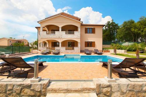 Villa Zora, beautiful modern villa in a village near the sea