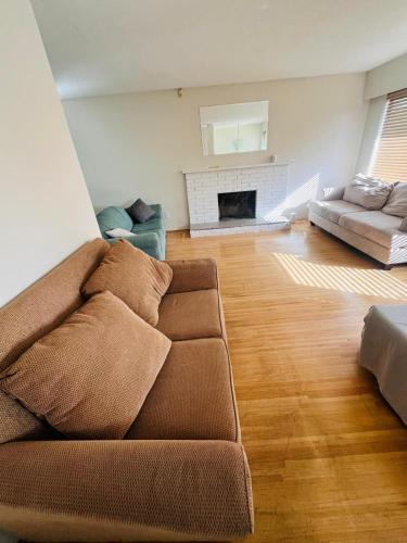 Great Family Room for Upto 6 adults Near Guildford Town Center in Surrey, Canada