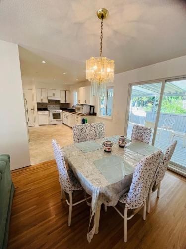 Great Family Room for Upto 6 adults Near Guildford Town Center in Surrey, Canada