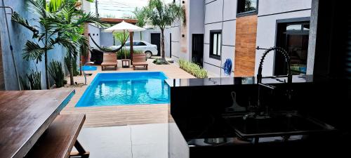 Sobrado com 3 Suítes, Piscina, Sala de Jogos, Playground, Garagem para 4 Carros