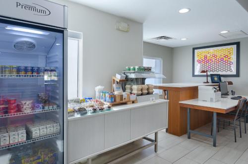Holiday Inn Express Hotel & Suites Weston an IHG Hotel - image 12
