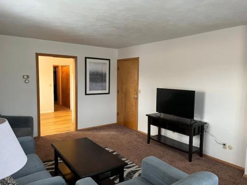 Prime Location Amazing Unit Close to Downtown - 2 queen beds thumb 3