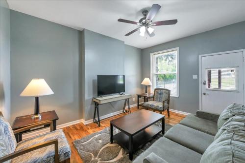 Historic First Floor Tower Grove Unit STL 1E in Clifton Heights, Vereinigte Staaten von Amerika