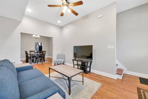 St Louis Tower Grove Two-Story Townhome Perfect for Groups Side A in Tower Grove, USA