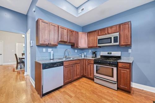 St Louis Tower Grove Two-Story Townhome Perfect for Groups Side A in Tower Grove, USA