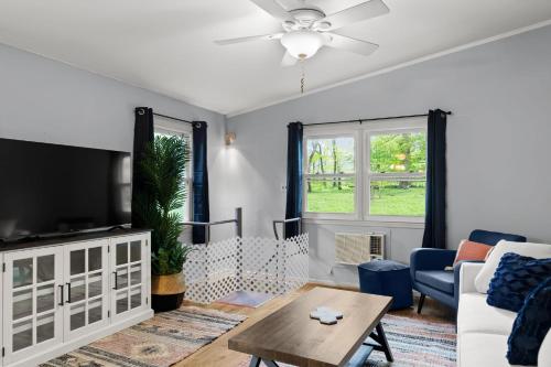 Harpers Ferry Cottage Hot Tub, WiFi, Dog-Friendly in Harpers Ferry, USA