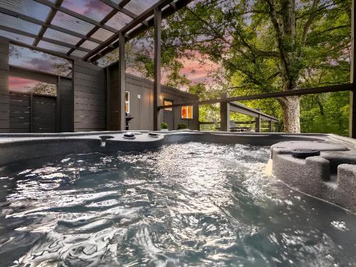 Couples Retreat: King Bed:Hot tub:Firepit & More