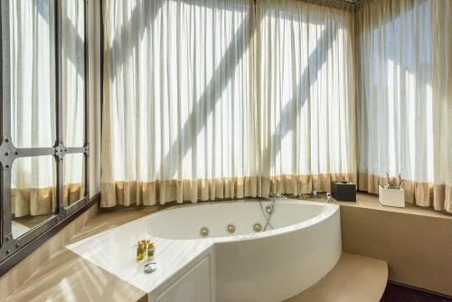 Badkamer, Villa San Gimignano View by Mmega in Sant Andrea