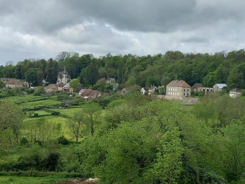 Maison studio village médiéval (Maison studio village medieval) in ปูยี-ออง-โอซัว