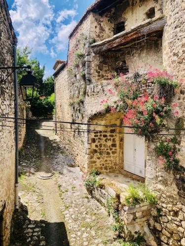 Beau studio indépendant pour 2 personnes dans village provençale (Beau studio independant pour 2 personnes dans village provencale) in Salles-sous-Bois