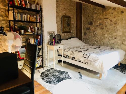 Beau studio indépendant pour 2 personnes dans village provençale