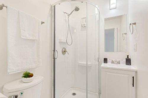 Cozy Home near Downtown, 15 min to Disneyland in Fullerton, USA