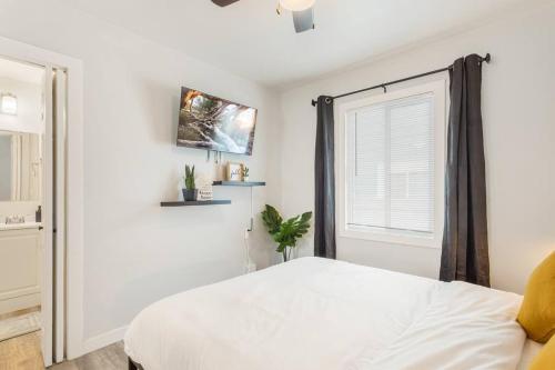 Cozy Home near Downtown, 15 min to Disneyland in Fullerton, USA