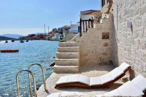 SALT RETREAT - Seafront Villa in 哈爾基