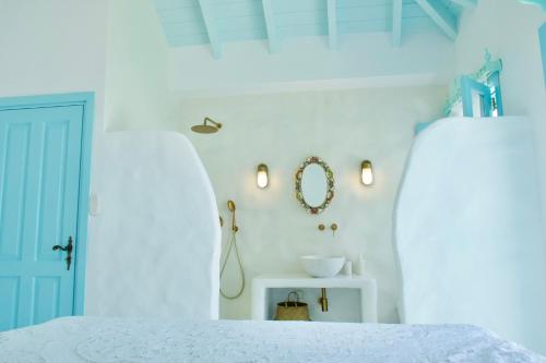 SALT RETREAT - Seafront Villa in 哈爾基