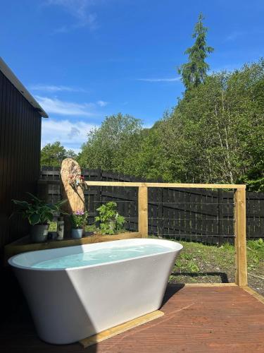 Appin Holiday Homes - Lodges, Shepherds Hut and Train Carriage stays in Port Appin