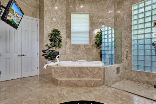 Luxury 8-BR with Pool, Basketball & Volleyball Luxury 8-BR with Pool, Basketball & Volleyball