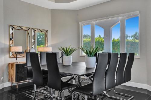 Luxury 8-BR with Pool, Basketball & Volleyball Luxury 8-BR with Pool, Basketball & Volleyball