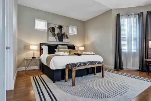 Luxury 8-BR with Pool, Basketball & Volleyball Luxury 8-BR with Pool, Basketball & Volleyball