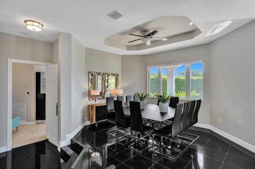 Luxury 8-BR with Pool, Basketball & Volleyball Luxury 8-BR with Pool, Basketball & Volleyball