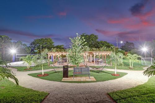 Luxury 8-BR with Pool, Basketball & Volleyball Luxury 8-BR with Pool, Basketball & Volleyball