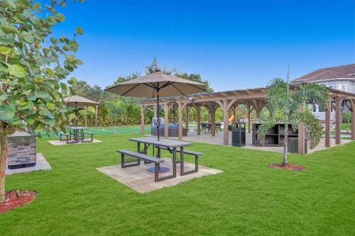 Luxury 8-BR with Pool, Basketball & Volleyball Luxury 8-BR with Pool, Basketball & Volleyball