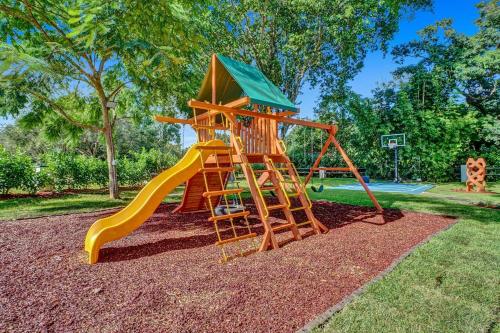 Amazing 8BR with Pool, Lake View & Tons of Amenities! in Davie, USA