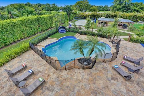 Luxury 8-BR with Pool, Basketball & Volleyball Luxury 8-BR with Pool, Basketball & Volleyball