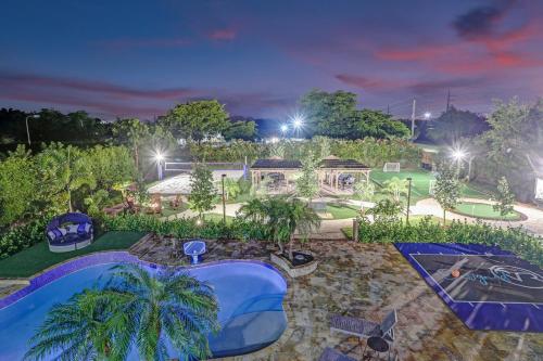 Luxury 8-BR with Pool, Basketball & Volleyball Luxury 8-BR with Pool, Basketball & Volleyball