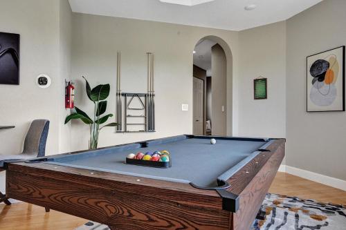 Luxury 8-BR with Pool, Basketball & Volleyball Luxury 8-BR with Pool, Basketball & Volleyball