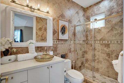 Luxury 8-BR with Pool, Basketball & Volleyball Luxury 8-BR with Pool, Basketball & Volleyball