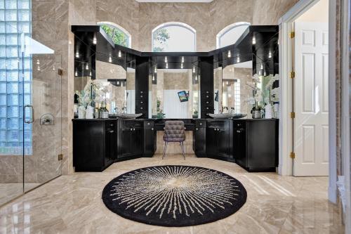 Luxury 8-BR with Pool, Basketball & Volleyball Luxury 8-BR with Pool, Basketball & Volleyball