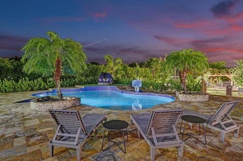 Luxury 8-BR with Pool, Basketball & Volleyball Luxury 8-BR with Pool, Basketball & Volleyball