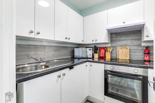 Stunning garden flat, free parking, minutes from Harry Potter