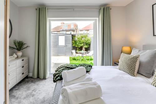 Stunning garden flat, free parking, minutes from Harry Potter