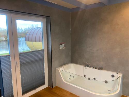 Ferienhaus Deluxe, direkt am See, mit hauseigener Panorama Außensauna, zwei Badezimmern, Tretboot, K in Twist